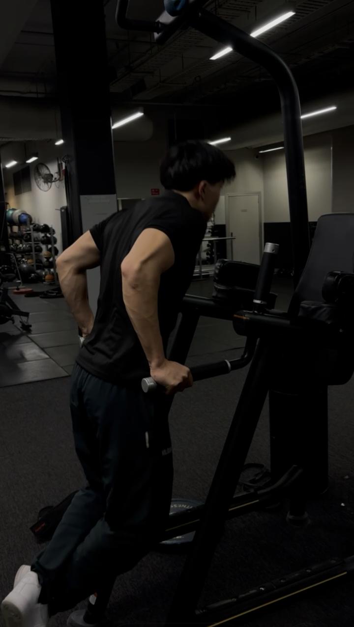Evan training dips in the gym